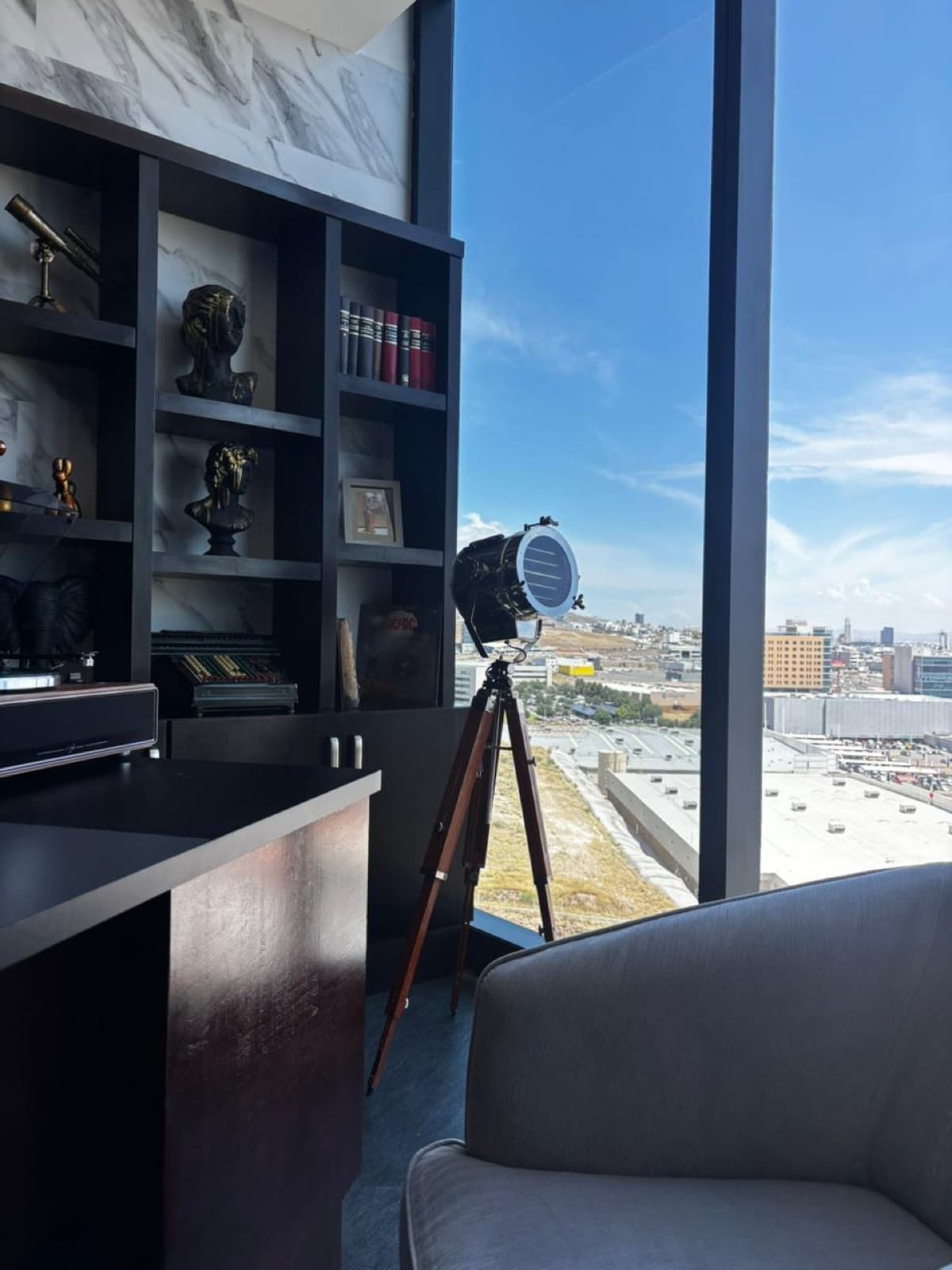 Biblioteca con vista en la oficina de Firma Fiscal Mexicana